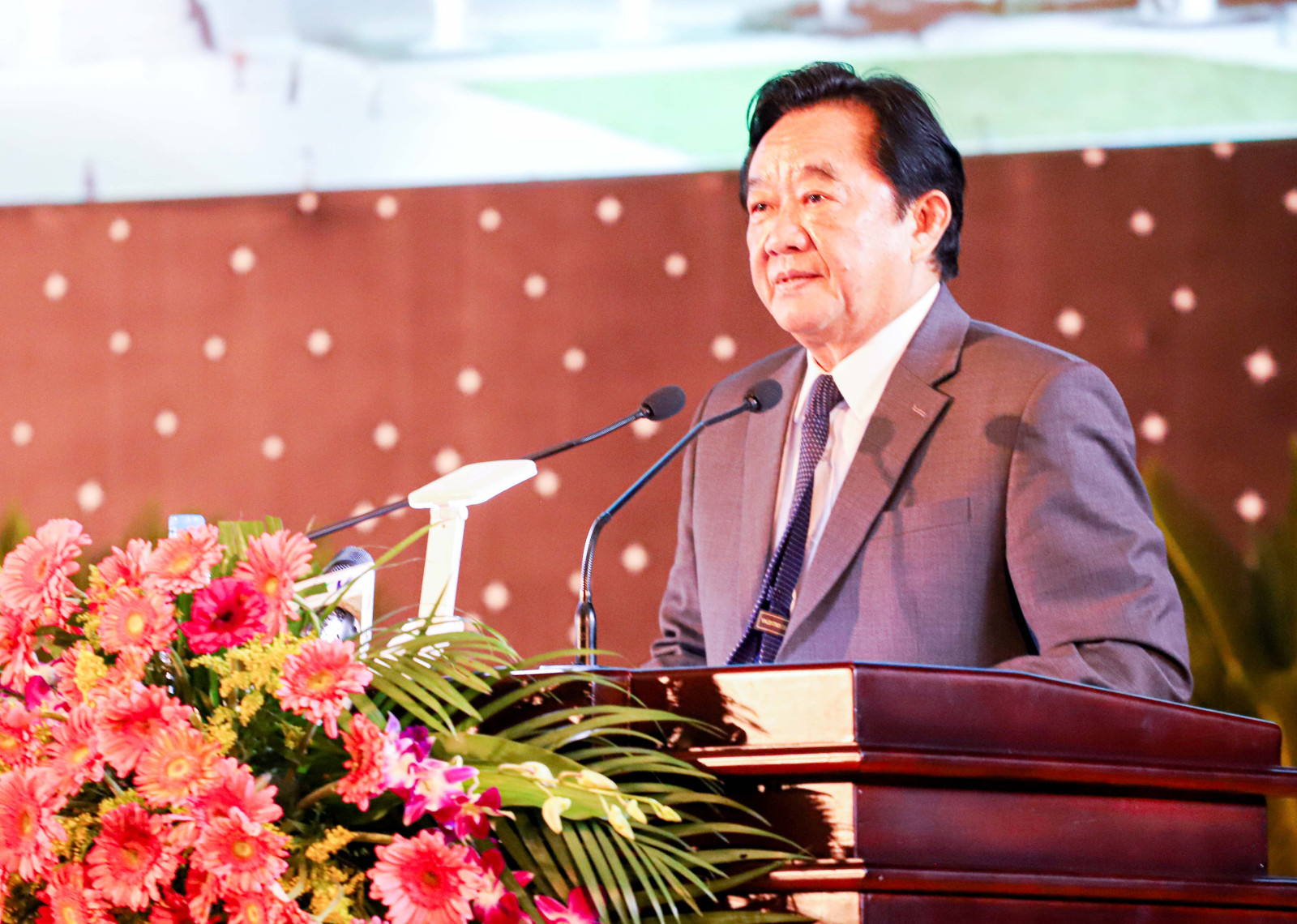 Đồng chí Nguyễn Hoàng Thao, Phó Bí thư Thường trực Tỉnh ủy đọc diễn văn ôn lại kỷ niệm 77 năm Cách mạng Tháng Tám và Quốc khánh nước CHXHCN Việt Nam 2-9.